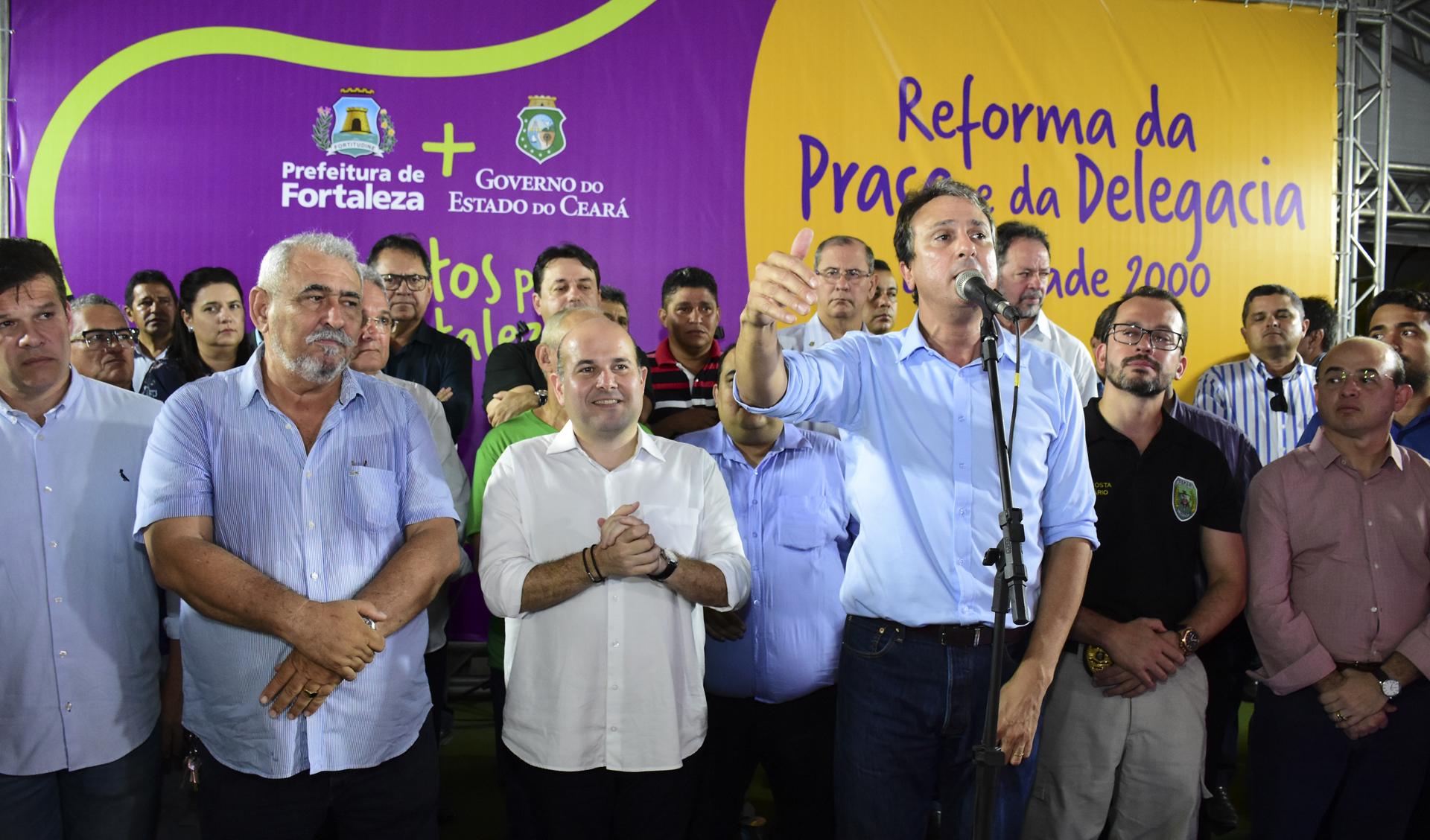 prefeito roberto cláudio e governador camilo santana no palco do evento da ordem de serviço